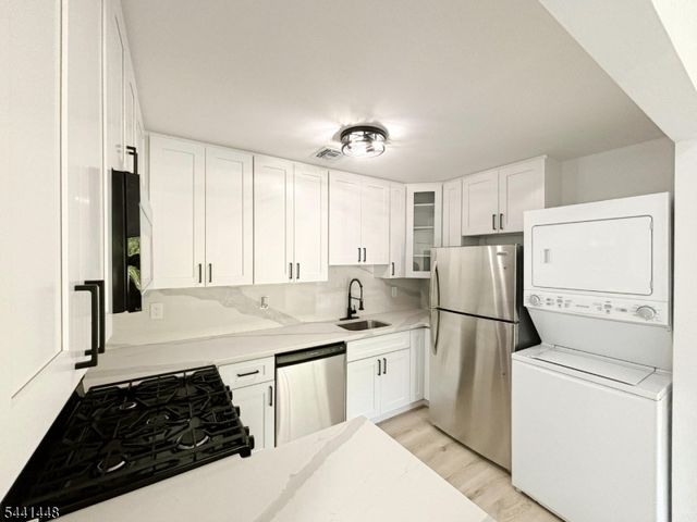 135 Falcon Ridge Way, Hamburg Boro, NJ 07419