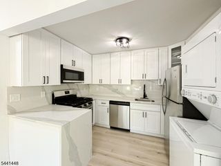135 Falcon Ridge Way, Hamburg Boro, NJ 07419