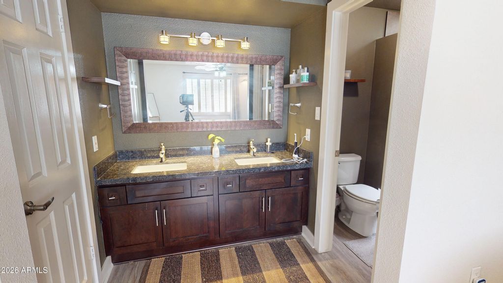 Image 10 of property listing at 2031 W NOPAL Avenue W, Mesa, AZ 85202