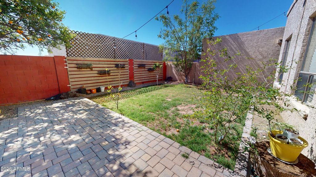 Image 13 of property listing at 2031 W NOPAL Avenue W, Mesa, AZ 85202