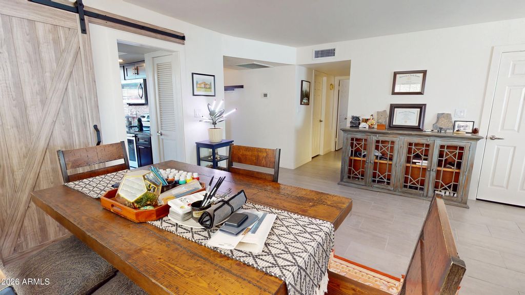 Image 4 of property listing at 2031 W NOPAL Avenue W, Mesa, AZ 85202