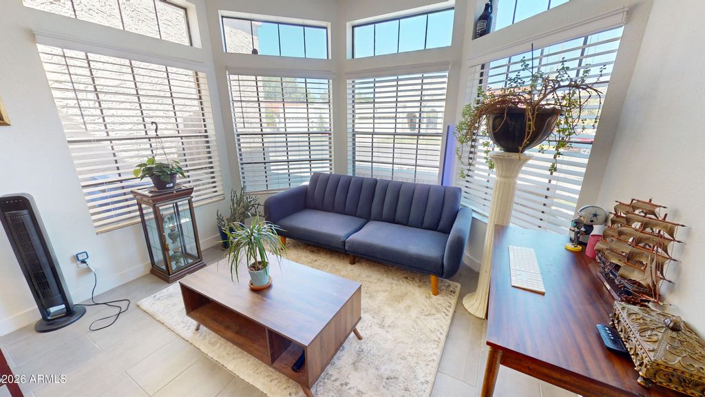 Image 6 of property listing at 2031 W NOPAL Avenue W, Mesa, AZ 85202