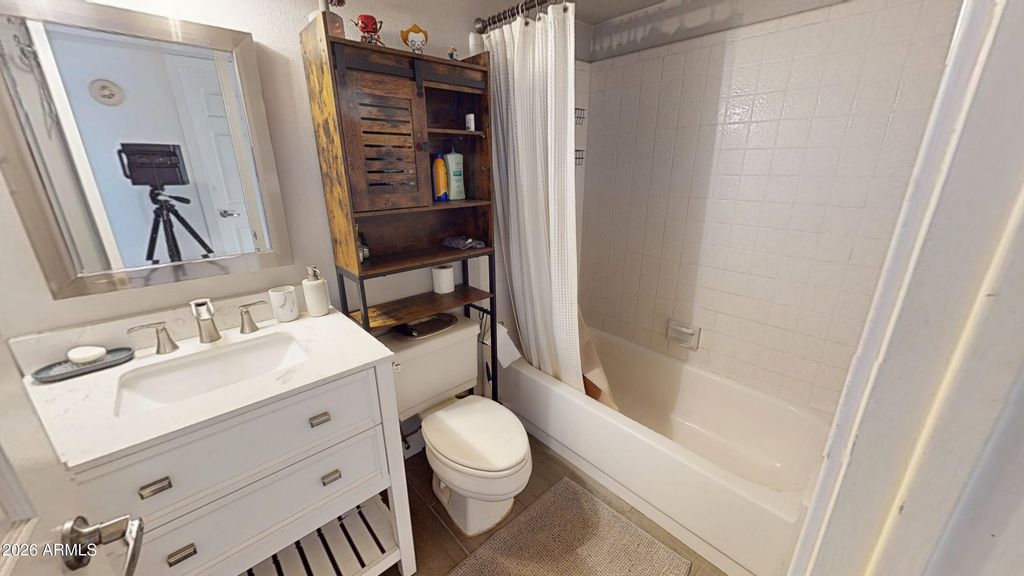 Image 8 of property listing at 2031 W NOPAL Avenue W, Mesa, AZ 85202