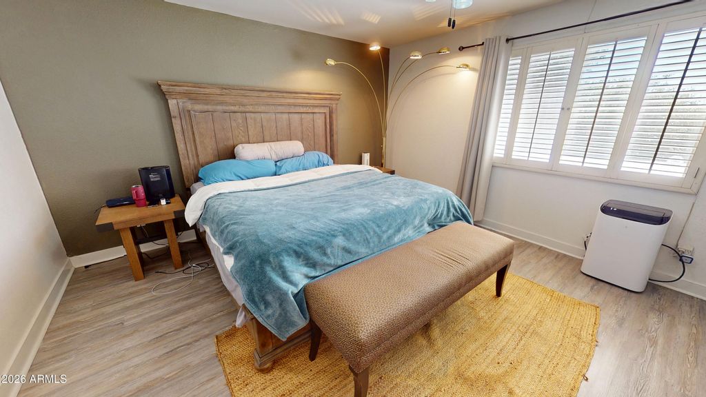 Image 9 of property listing at 2031 W NOPAL Avenue W, Mesa, AZ 85202