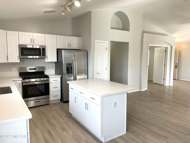 11024 S Driscoll Mountain Drive, Vail, AZ 85641