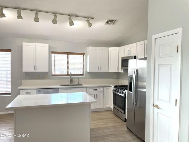 11024 S Driscoll Mountain Drive, Vail, AZ 85641