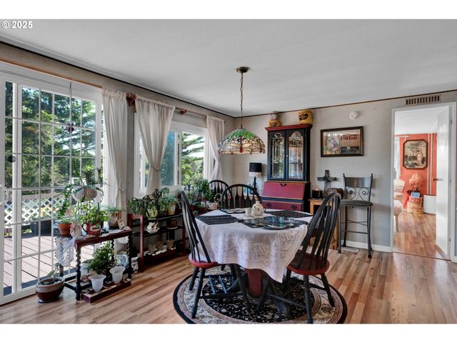 433 MYEENA Loop, Florence, OR 97439