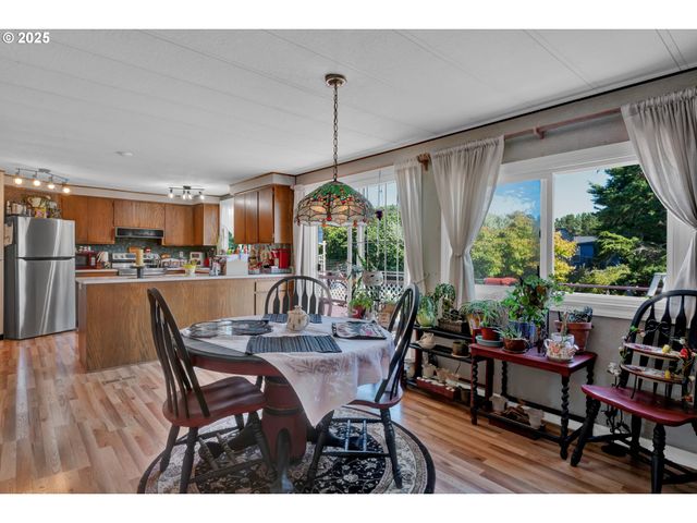 433 MYEENA Loop, Florence, OR 97439