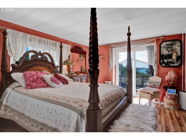 433 MYEENA Loop, Florence, OR 97439