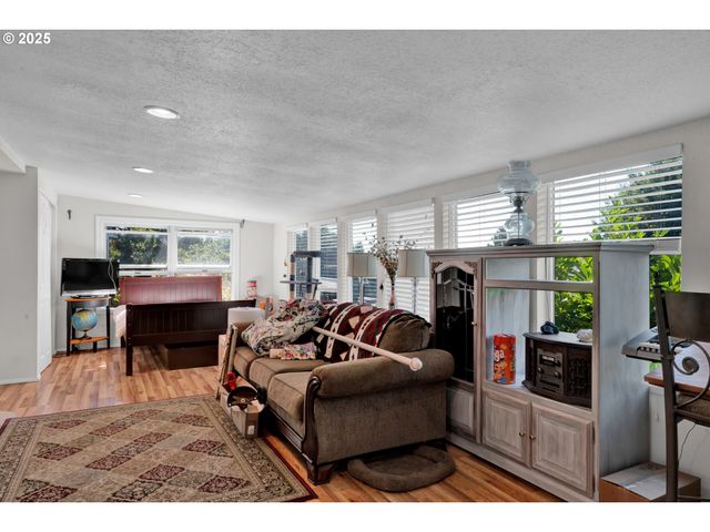 433 MYEENA Loop, Florence, OR 97439