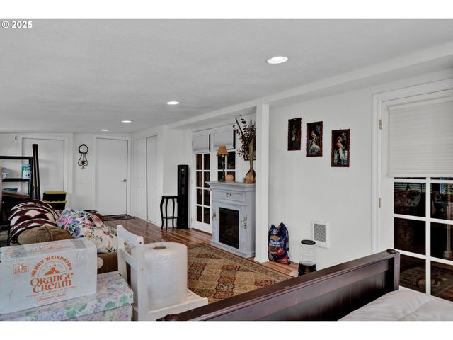 433 MYEENA Loop, Florence, OR 97439