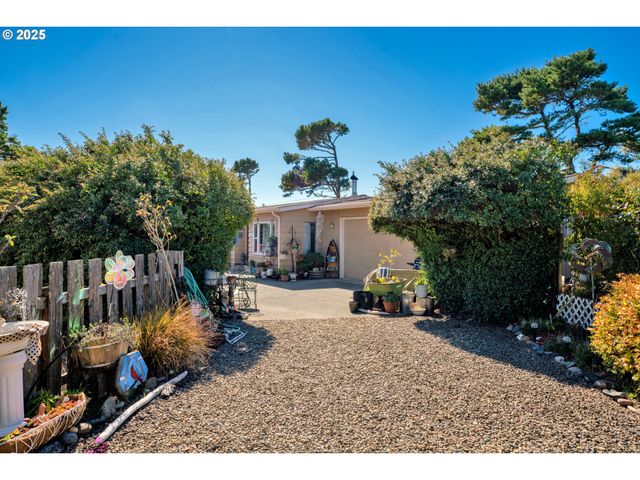 433 MYEENA Loop, Florence, OR 97439