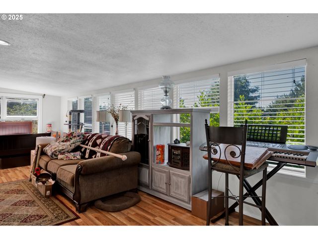 433 MYEENA Loop, Florence, OR 97439