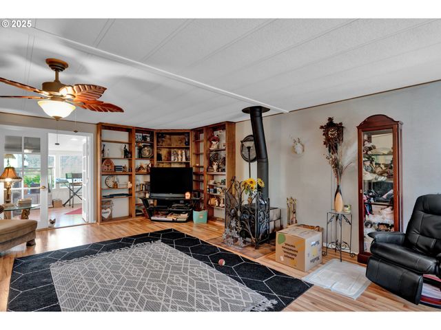 433 MYEENA Loop, Florence, OR 97439