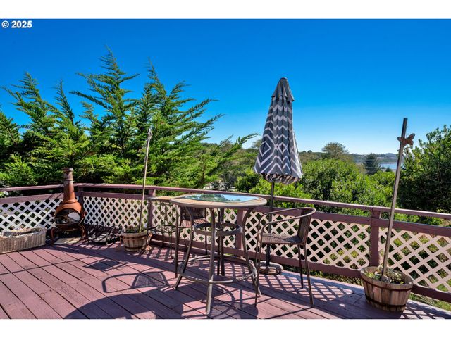 433 MYEENA Loop, Florence, OR 97439