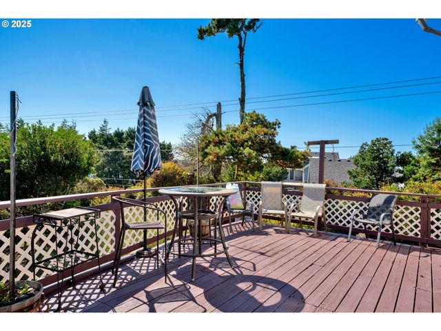 433 MYEENA Loop, Florence, OR 97439