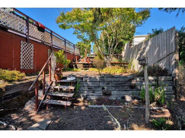 433 MYEENA Loop, Florence, OR 97439