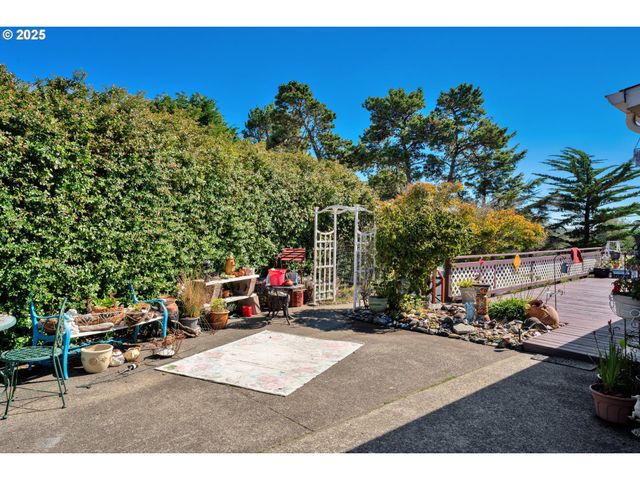 433 MYEENA Loop, Florence, OR 97439