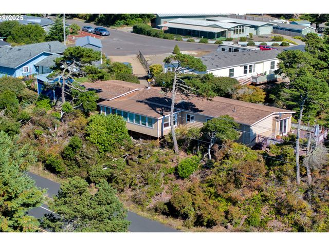 433 MYEENA Loop, Florence, OR 97439