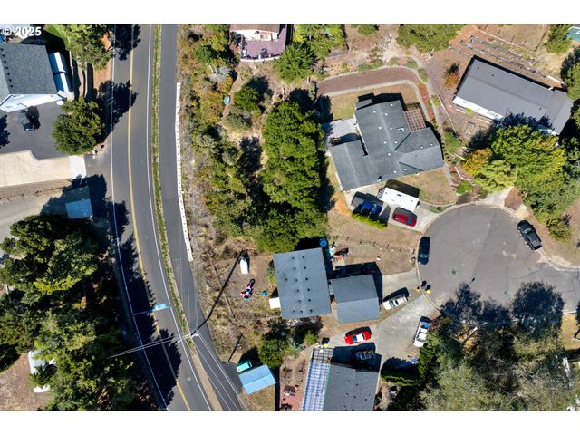 433 MYEENA Loop, Florence, OR 97439