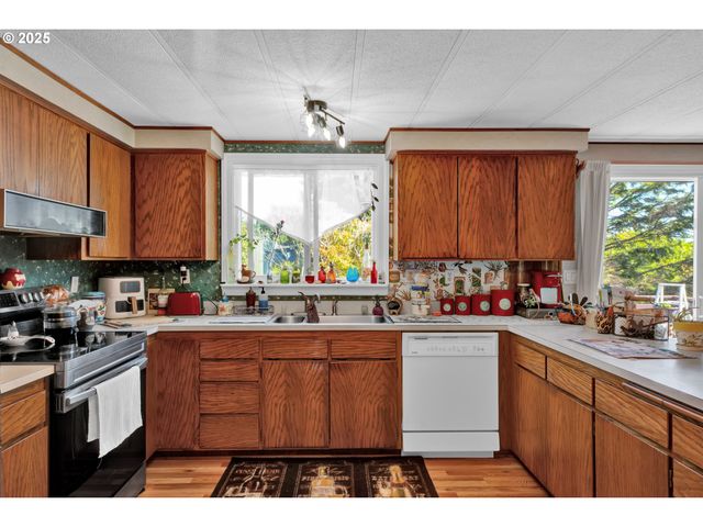 433 MYEENA Loop, Florence, OR 97439