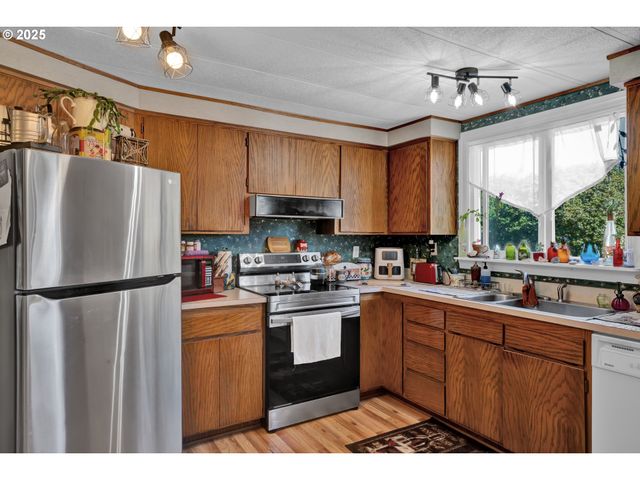 433 MYEENA Loop, Florence, OR 97439