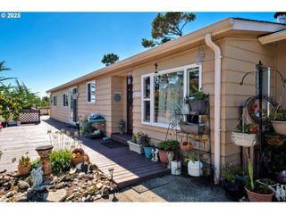 433 MYEENA Loop, Florence, OR 97439