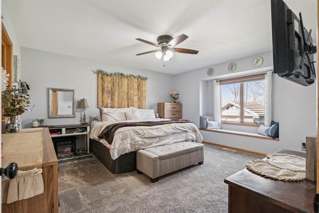 1215 3rd St NE, Oelwein, IA 50662