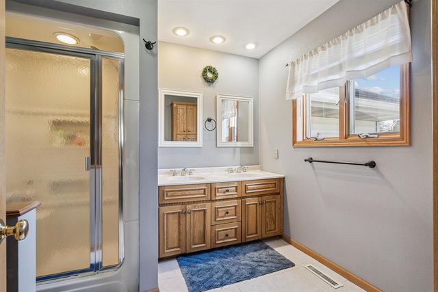 1215 3rd St NE, Oelwein, IA 50662