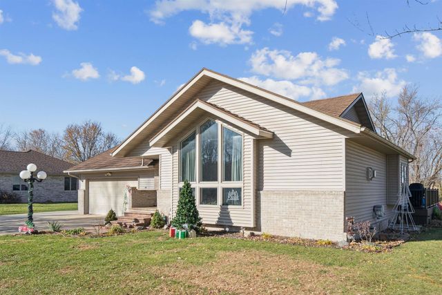 1215 3rd St NE, Oelwein, IA 50662