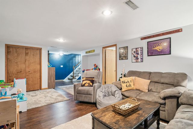 1215 3rd St NE, Oelwein, IA 50662