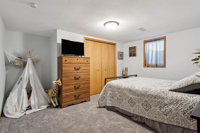 1215 3rd St NE, Oelwein, IA 50662