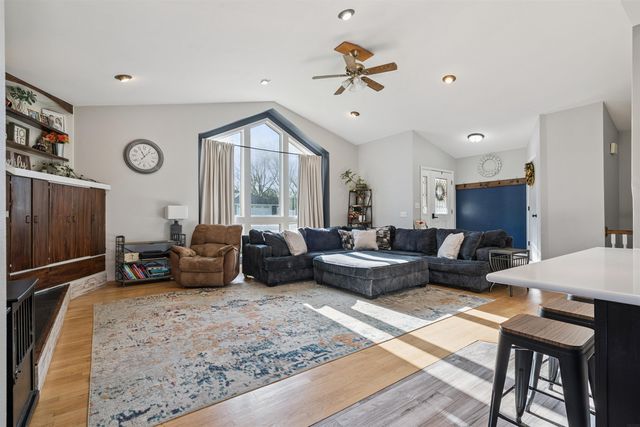 1215 3rd St NE, Oelwein, IA 50662