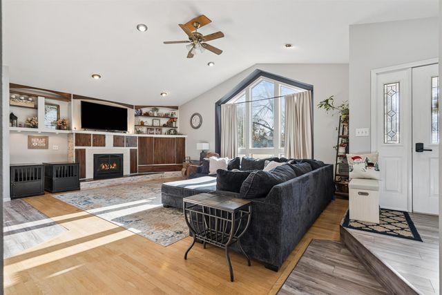 1215 3rd St NE, Oelwein, IA 50662