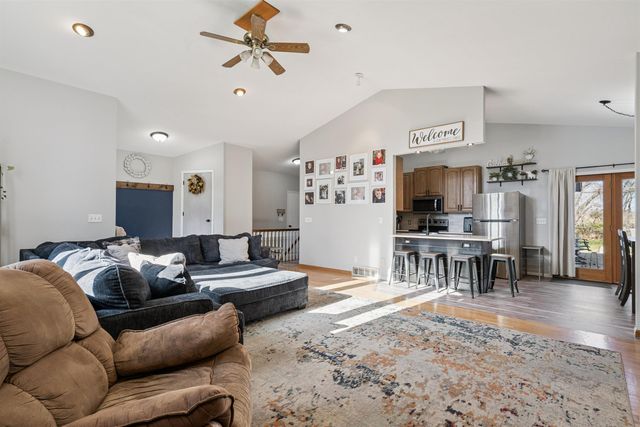 1215 3rd St NE, Oelwein, IA 50662