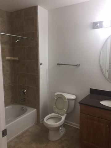 755 DIAMOND LAKE Road 304, Mundelein, IL 60060