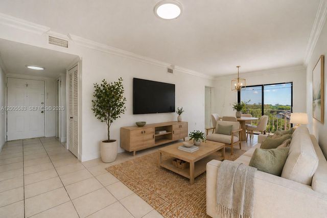 8401 NW 8 ST 401, Miami, FL 33126