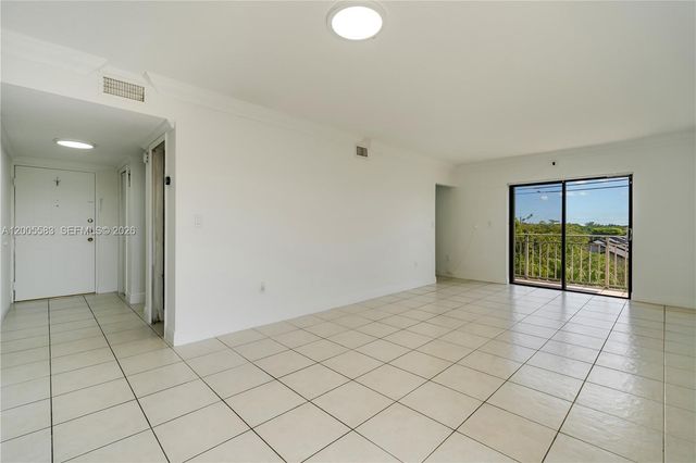 8401 NW 8 ST 401, Miami, FL 33126