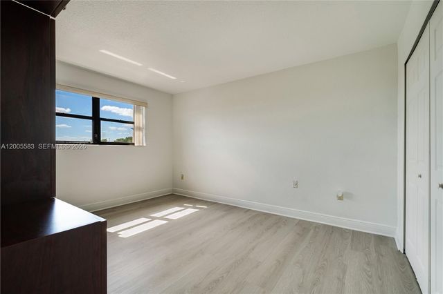 8401 NW 8 ST 401, Miami, FL 33126
