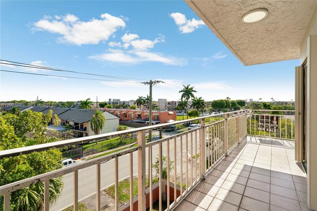 8401 NW 8 ST 401, Miami, FL 33126