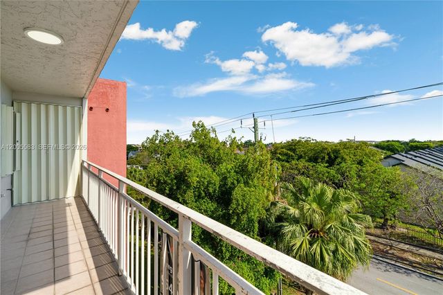 8401 NW 8 ST 401, Miami, FL 33126