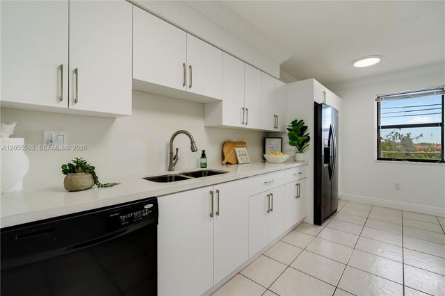 8401 NW 8 ST 401, Miami, FL 33126