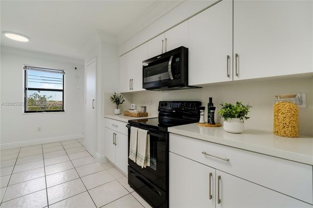 8401 NW 8 ST 401, Miami, FL 33126