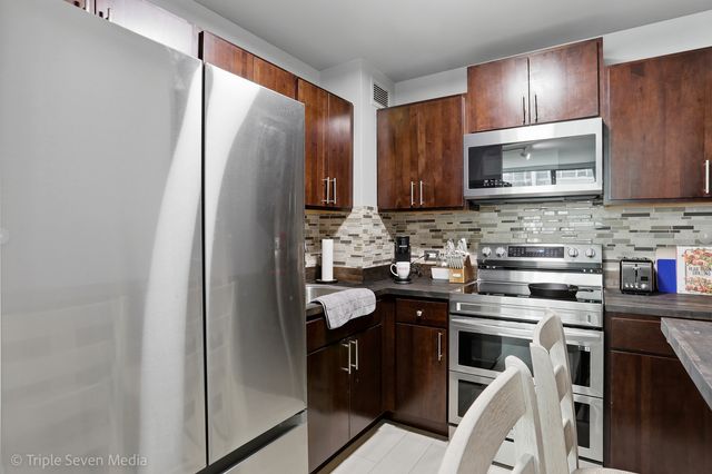3600 N Lake Shore Drive 709, Chicago, IL 60613
