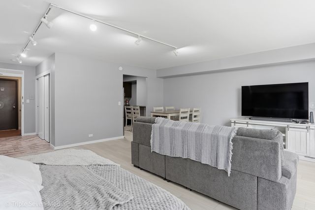3600 N Lake Shore Drive 709, Chicago, IL 60613