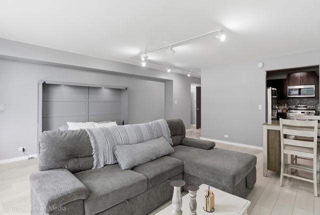 3600 N Lake Shore Drive 709, Chicago, IL 60613