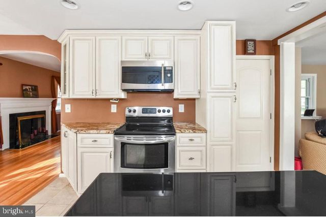 40 TRENT RD, Wynnewood, PA 19096