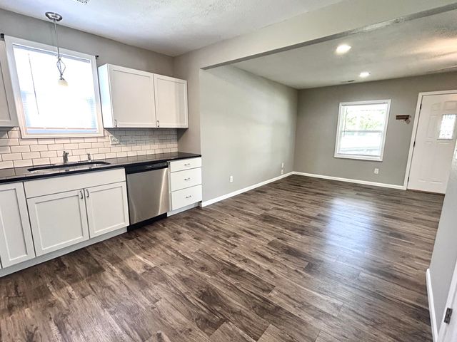 637 North Main Avenue, Bolivar, MO 65613