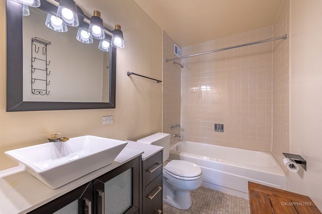 6700 S South Shore Drive 22B, Chicago, IL 60649