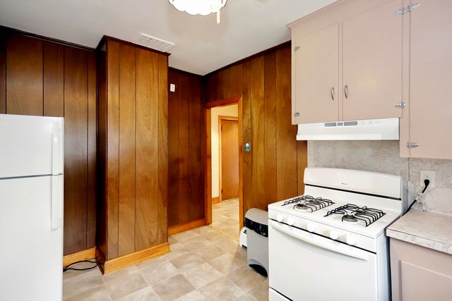 79 Woodlawn St, Fall River, MA 02720